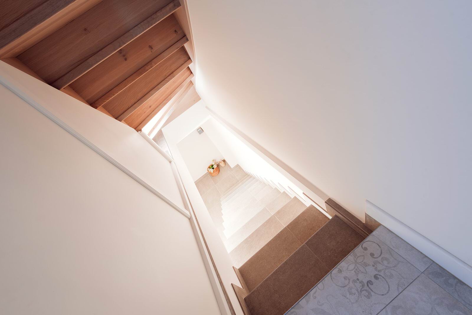 Классическая лестница из дуба с изогнутыми перилами