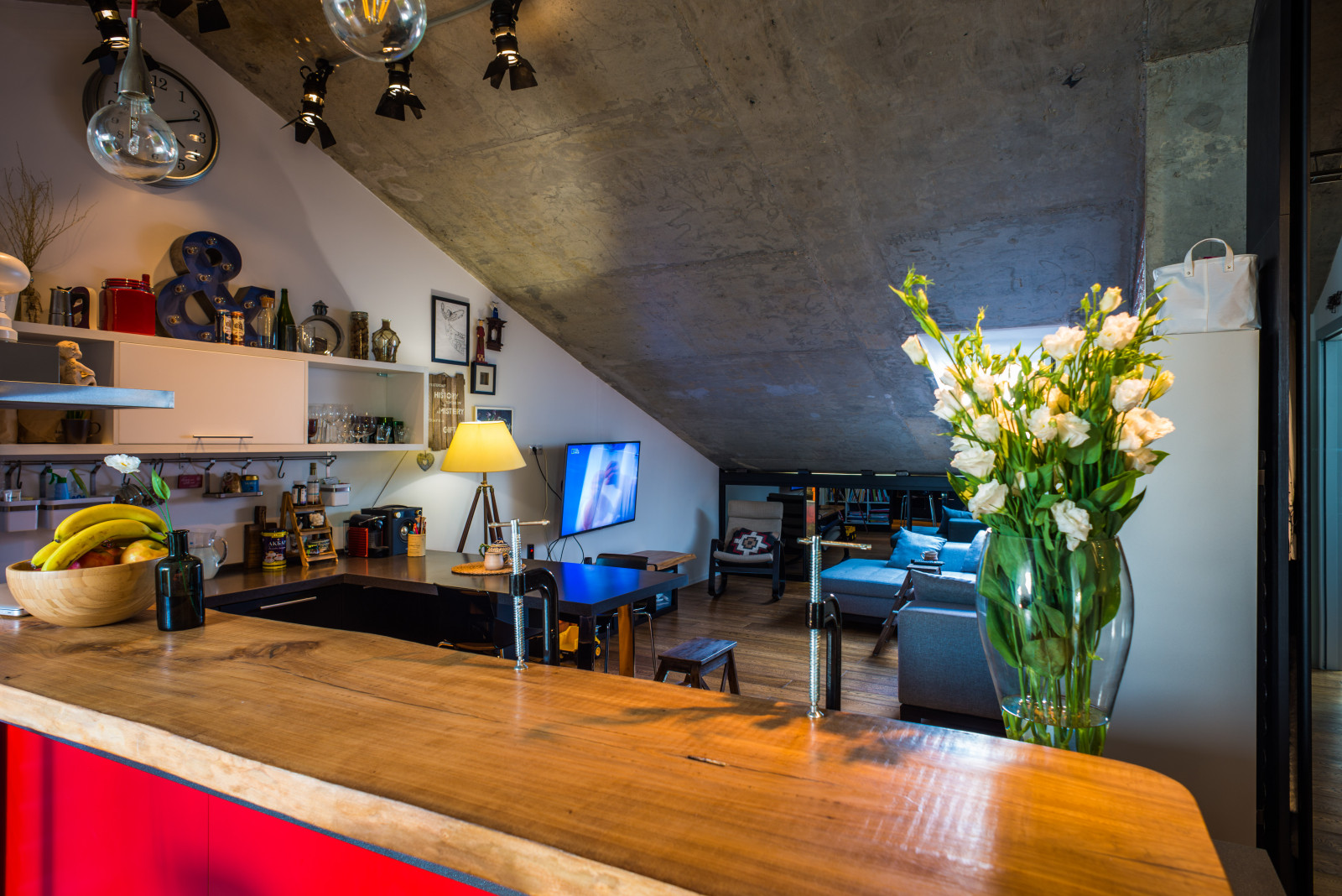 В гостях: Мансарда арт-директора с ванной в цветах его агентства