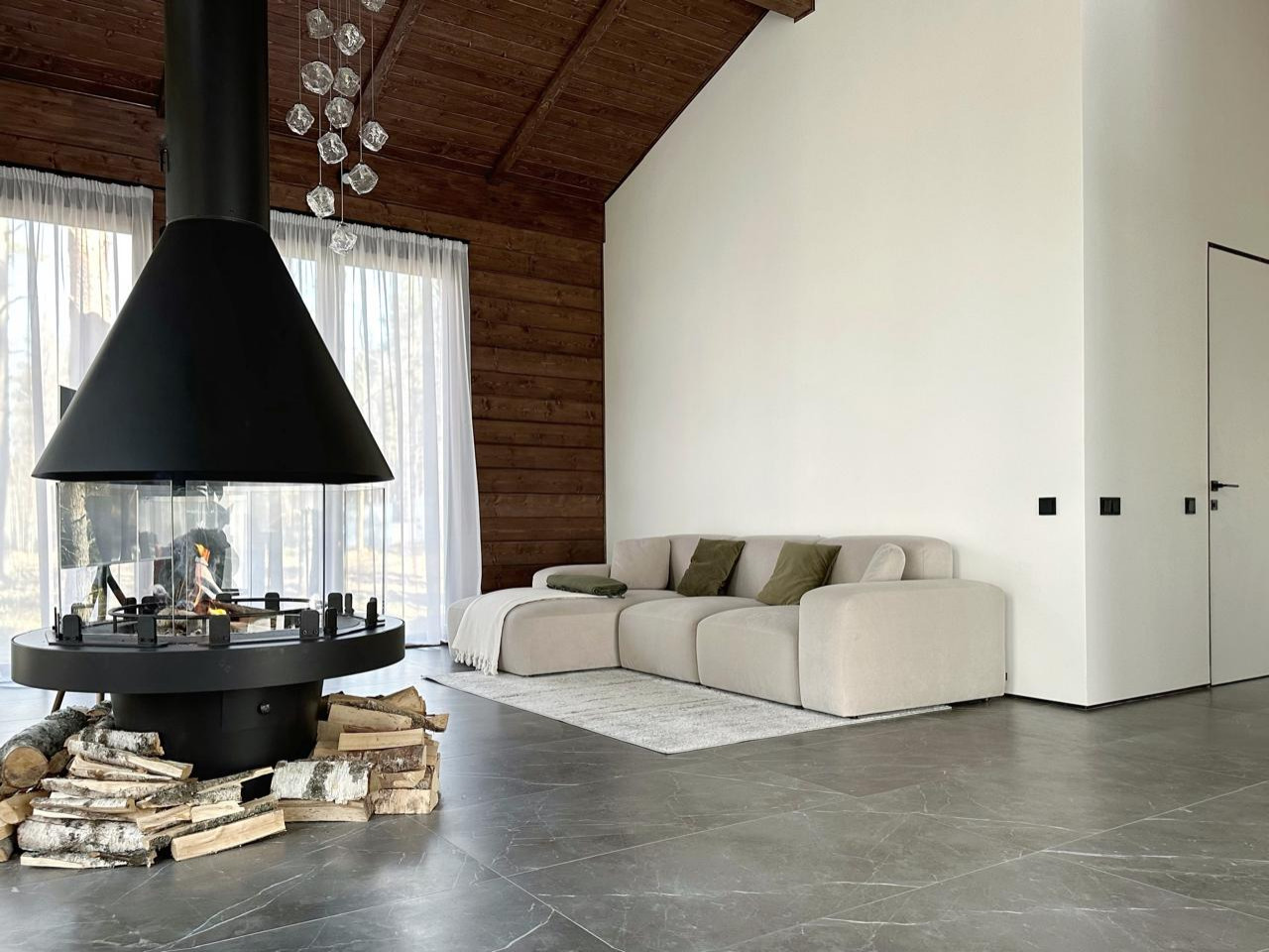 Каркасный дом в сосновом лесу