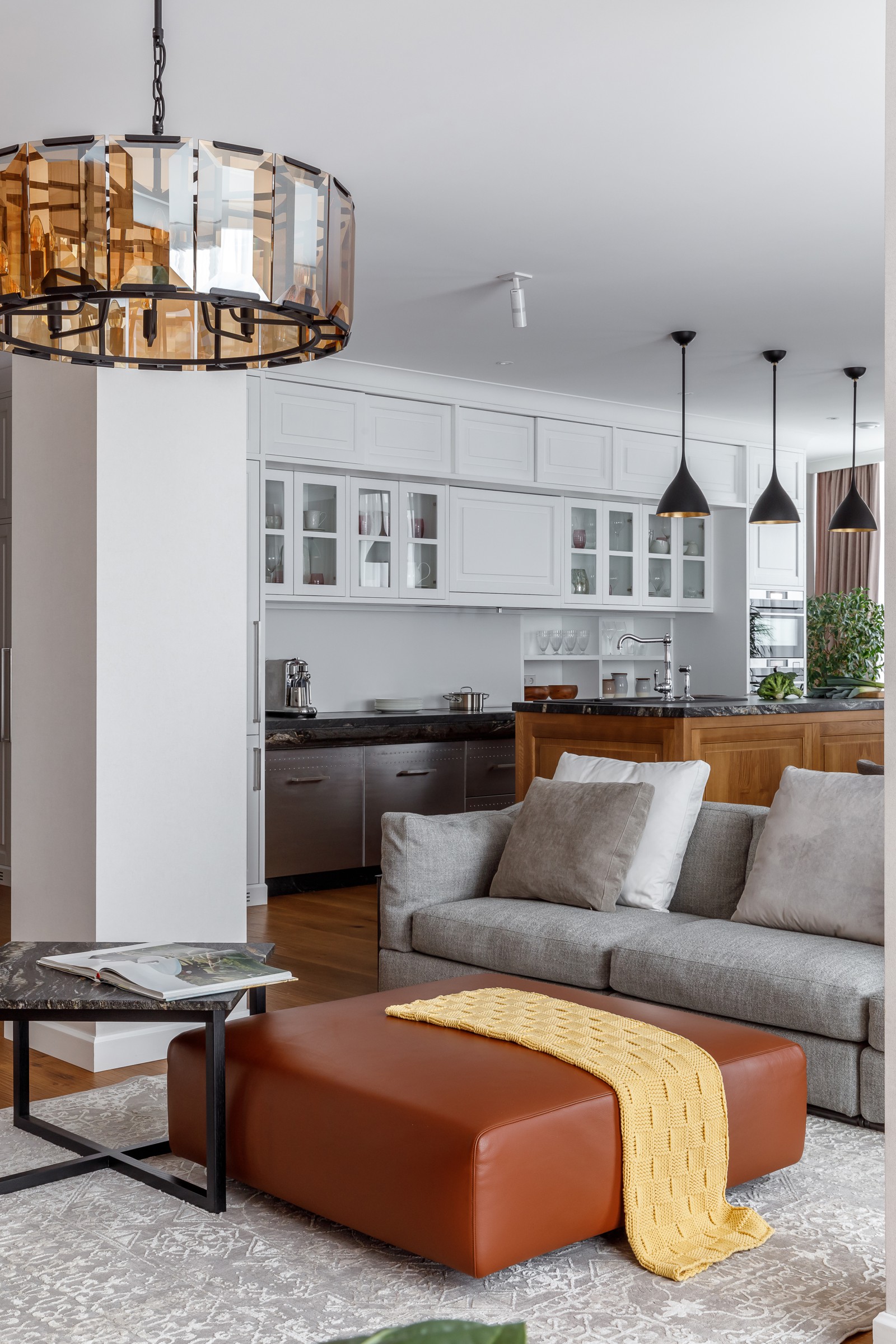 Houzz тур: Квартира с «золотой» стеной