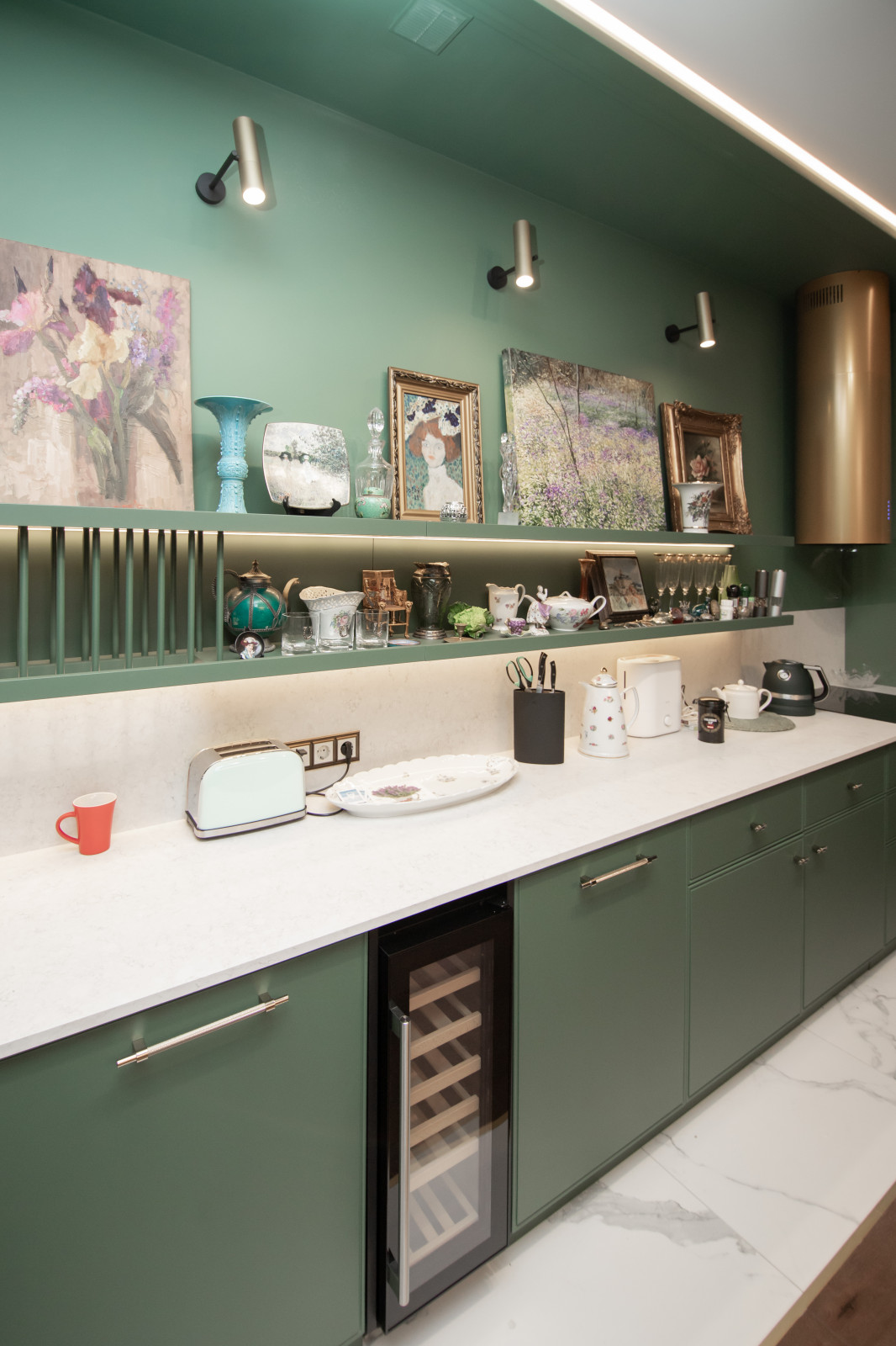 Стильная неоклассическая кухня в темно-изумрудном цвете