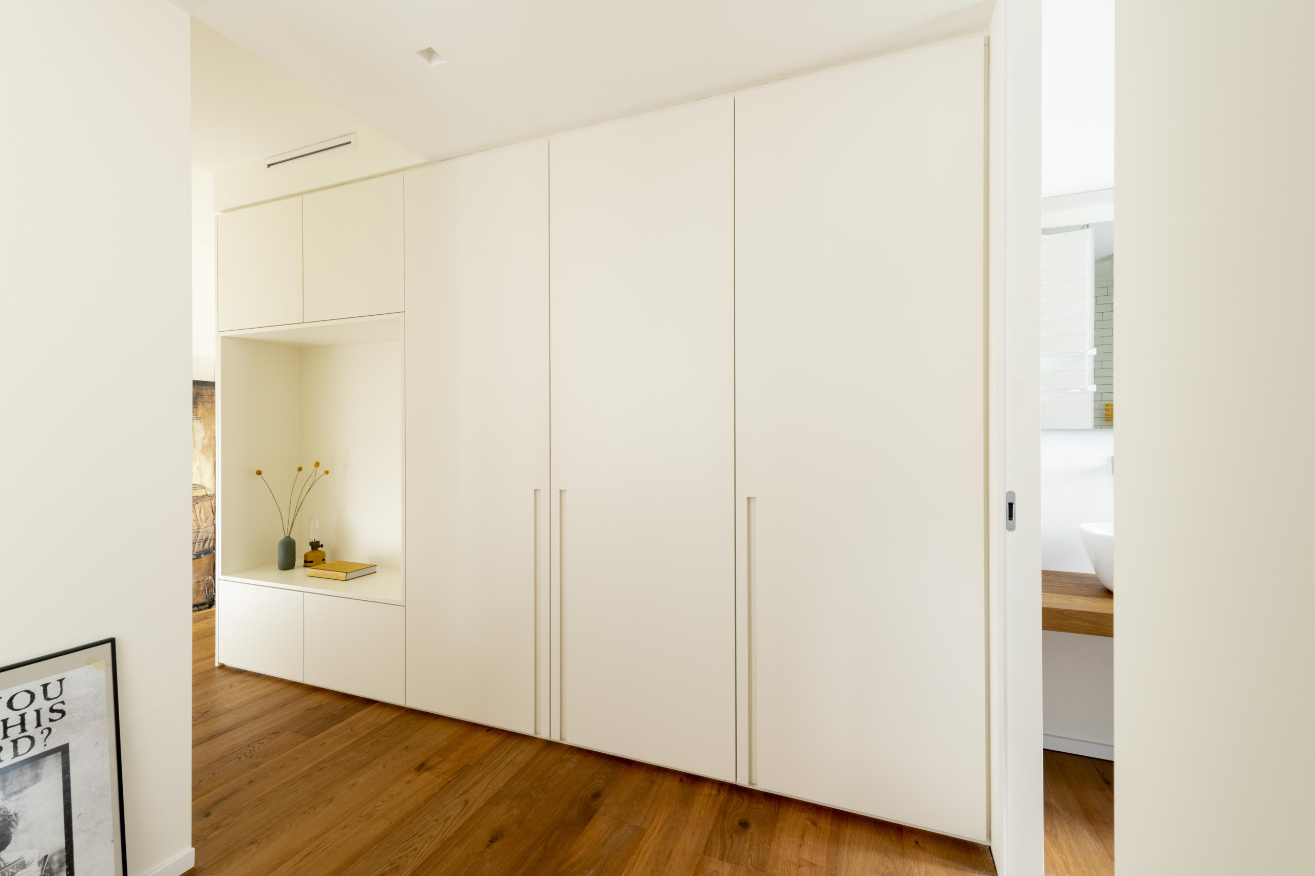 В закладки: 3 проекта со встроенными шкафами «во всю стену»