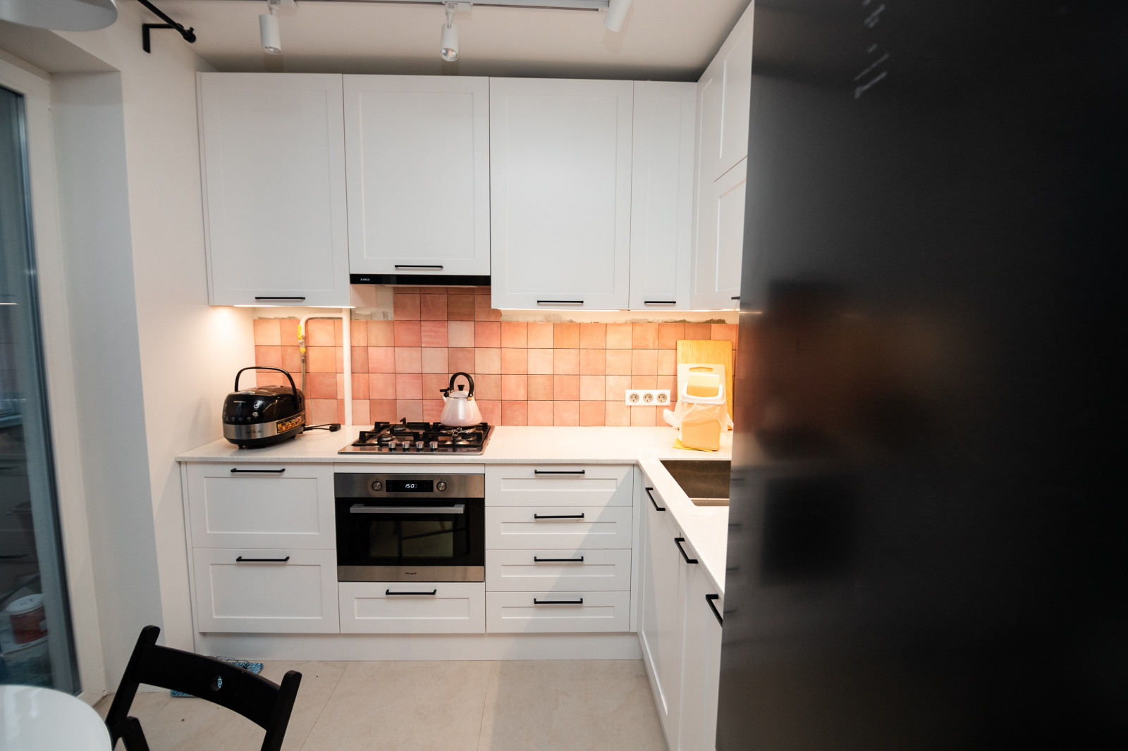 Белая небольшая кухня в стиле неоклассика