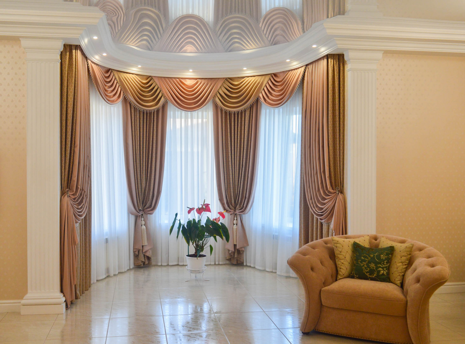 Текстильное оформление гостиной в классическом стиле