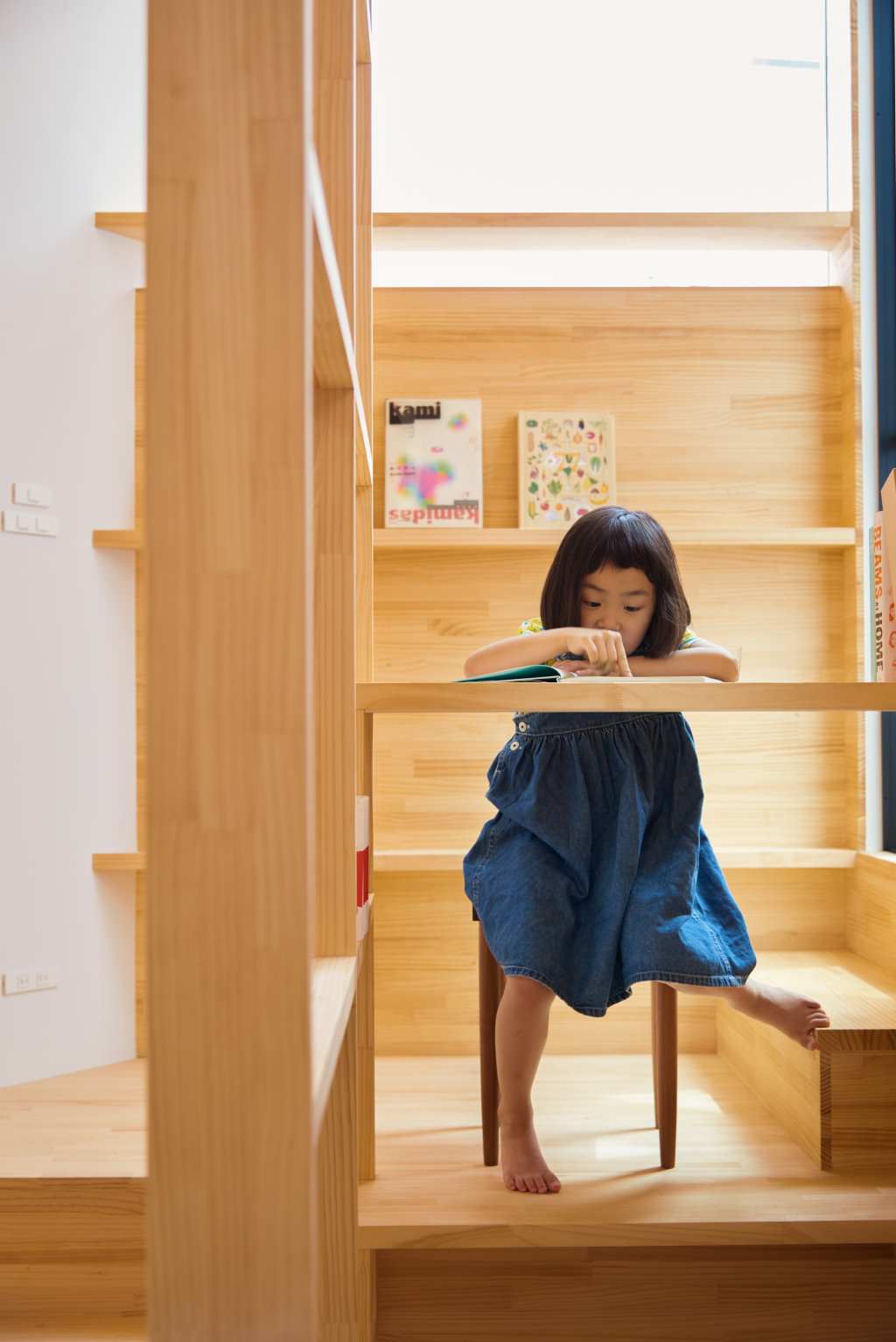 Houzz Япония: Узкий дом в Осаке с необычной лестницей