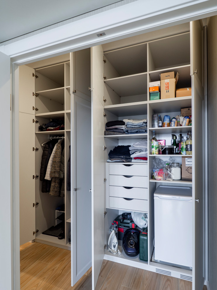 Меблировка прихожей и санузла в светло-мятном цвете