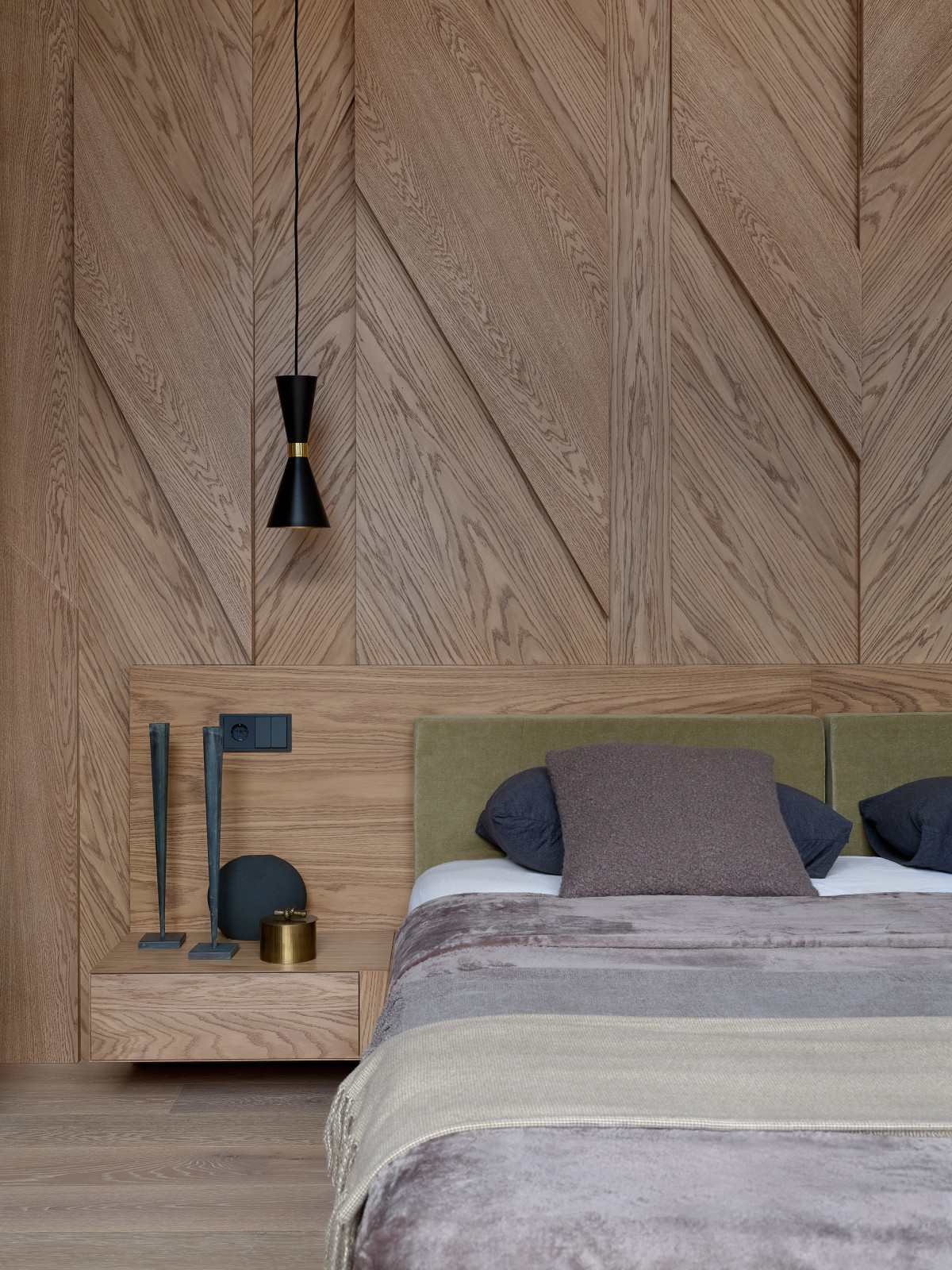 Монохром с деревянными акцентами.Дизайн Анастасия Волчкова.Публикация Elle Decor