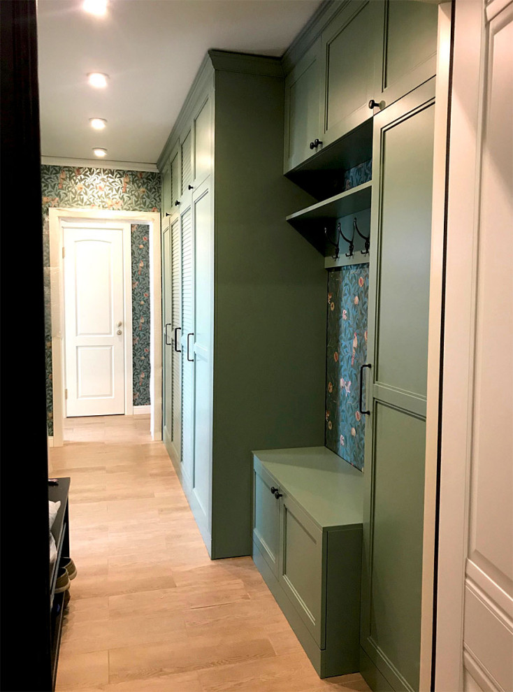 Шкаф в прихожую с жалюзийными дверцами