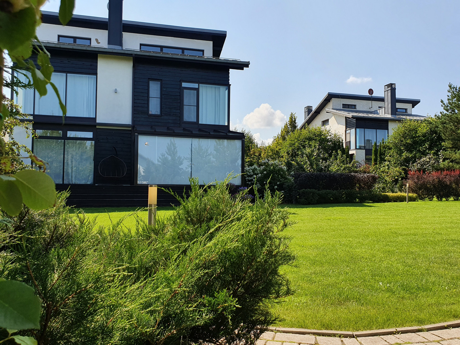 Обложка проекта: Веранда с безрамным остеклением Weinor и маркиза Markilux