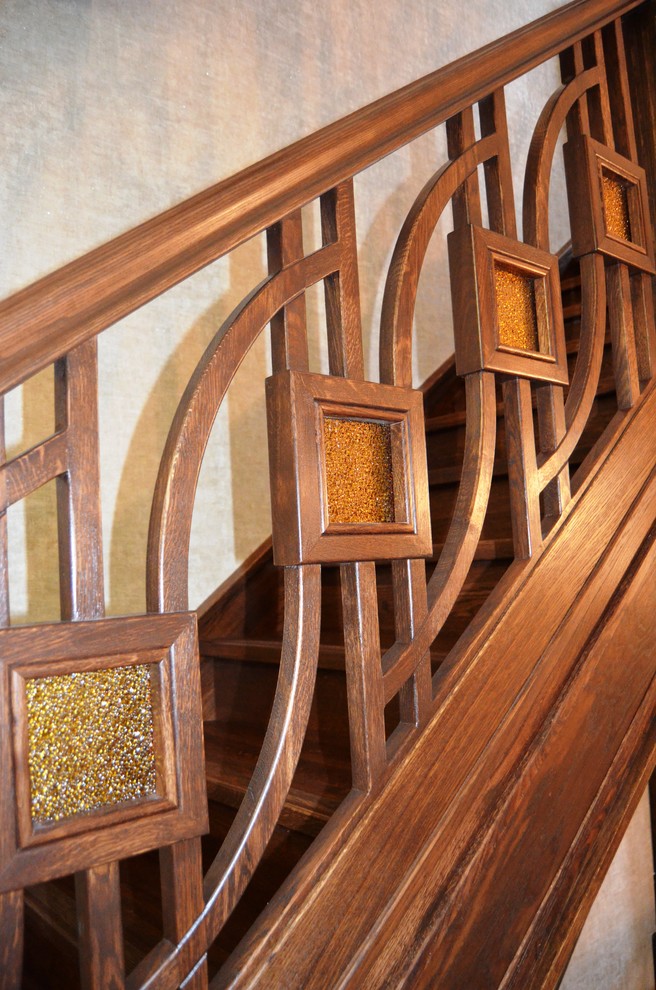 Лестница из дуба с оригинальным ограждением