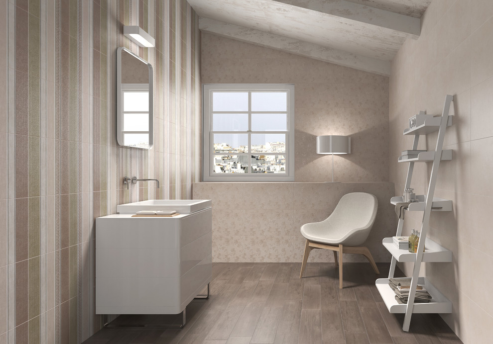 Керамические обои и керамический деревянный пол.