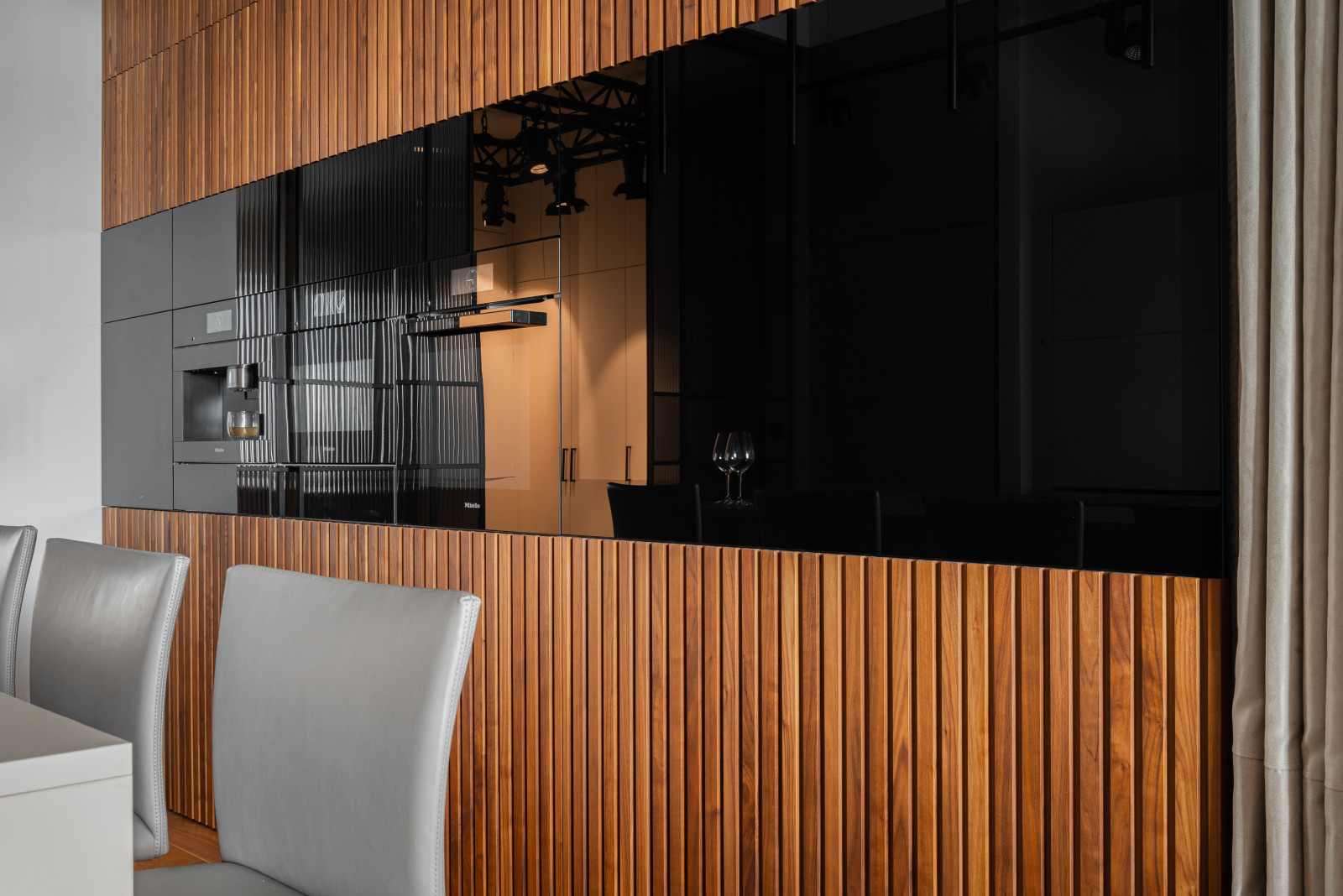 Скрытый телевизор на кухне ЖК Loftec