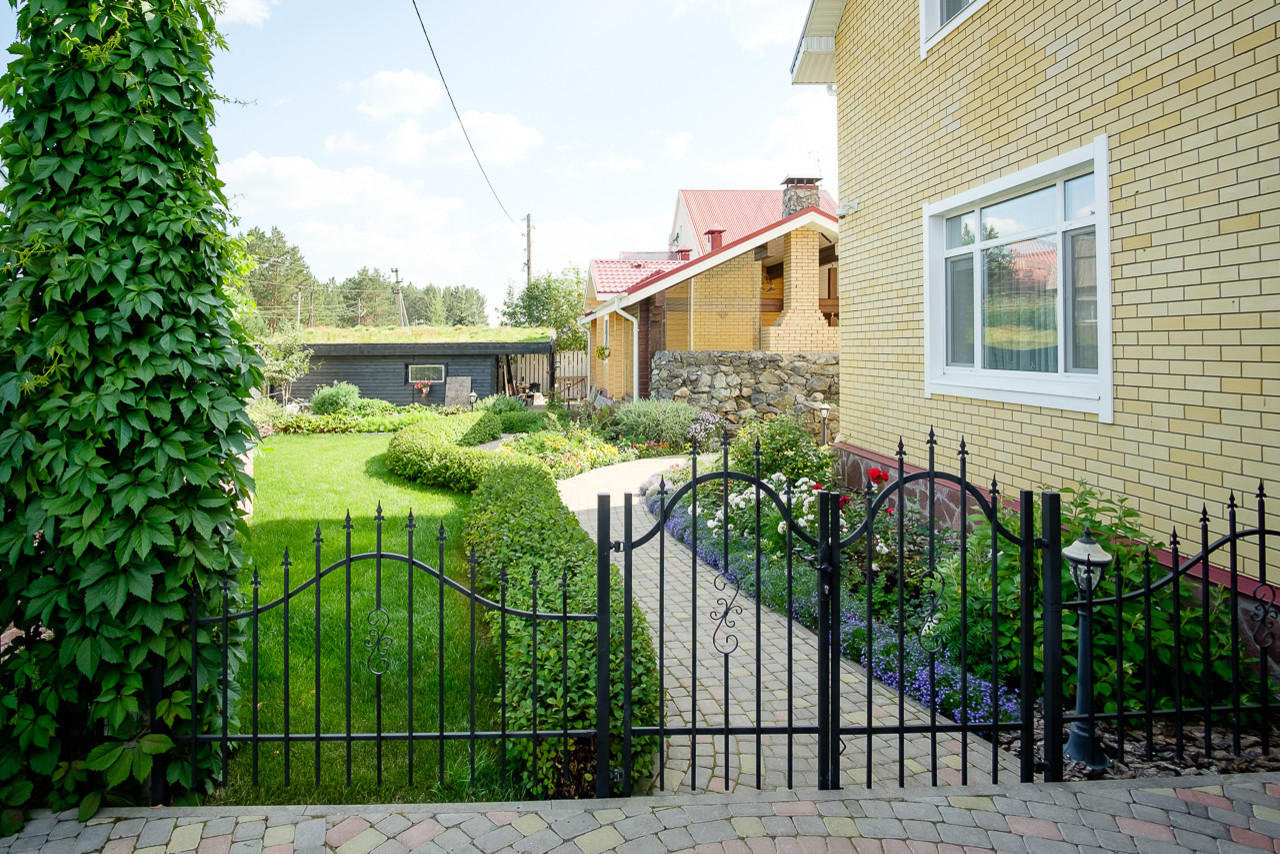 Сад с зеленой крышей