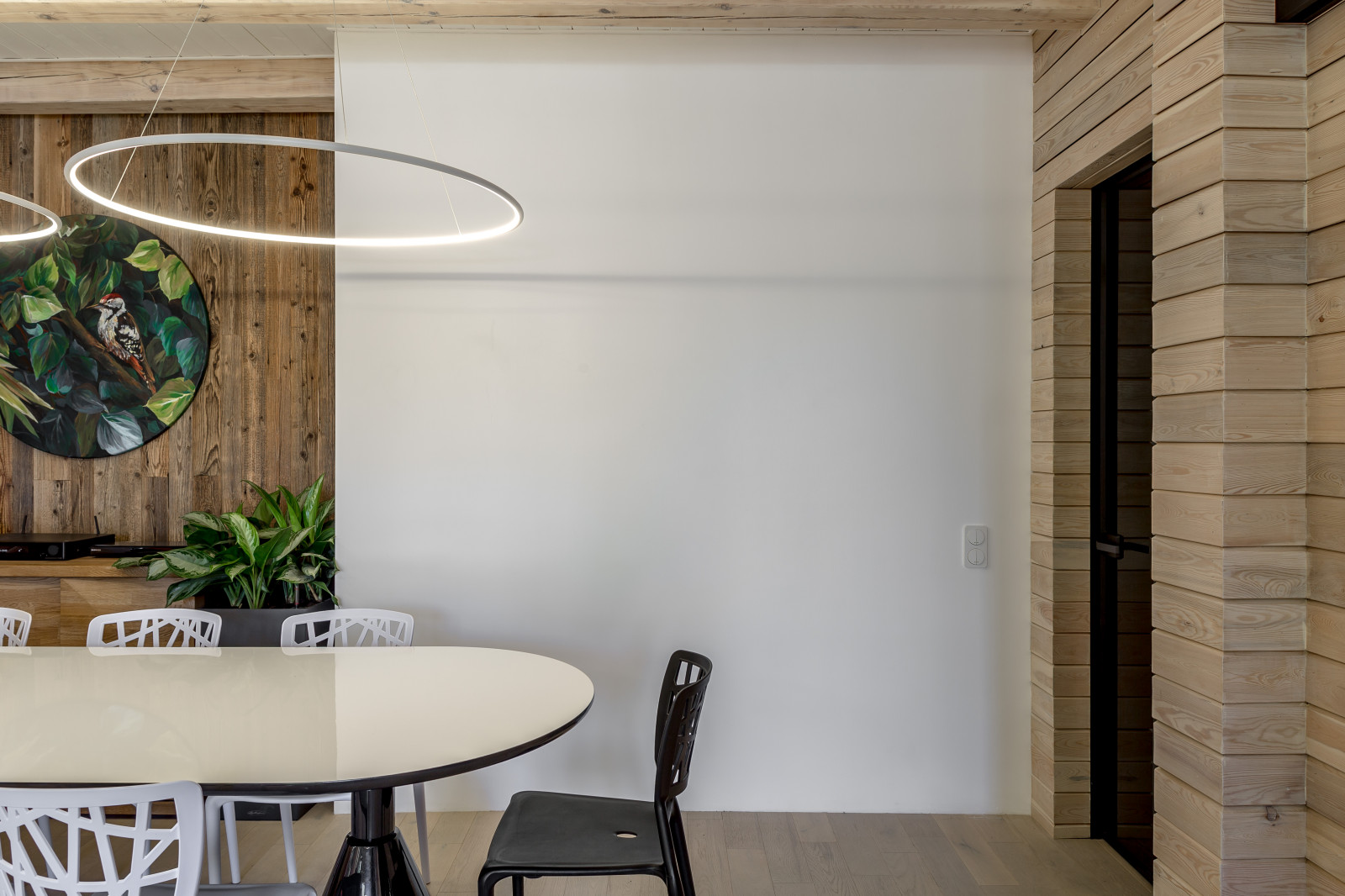 Гостиная с камином и березами