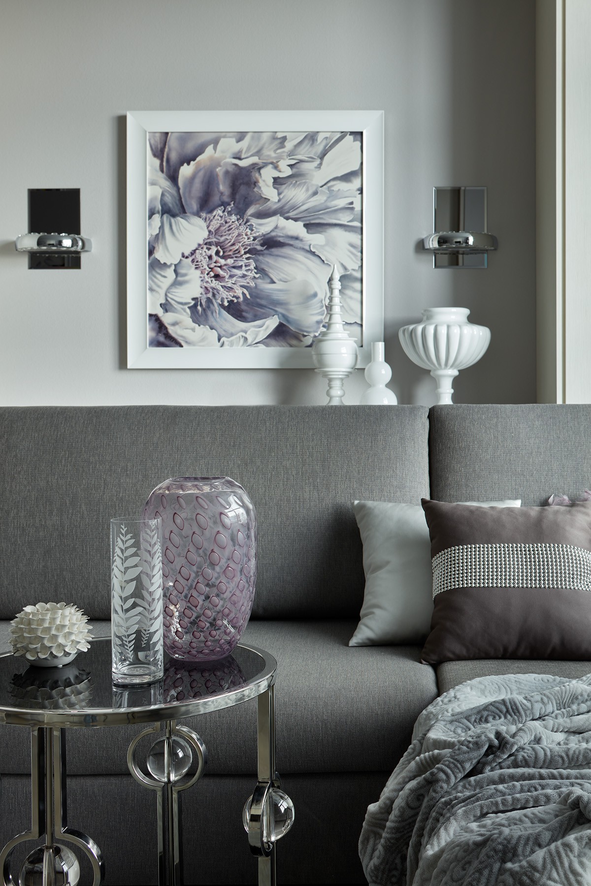 Черно-белая квартира с цветочной спальней