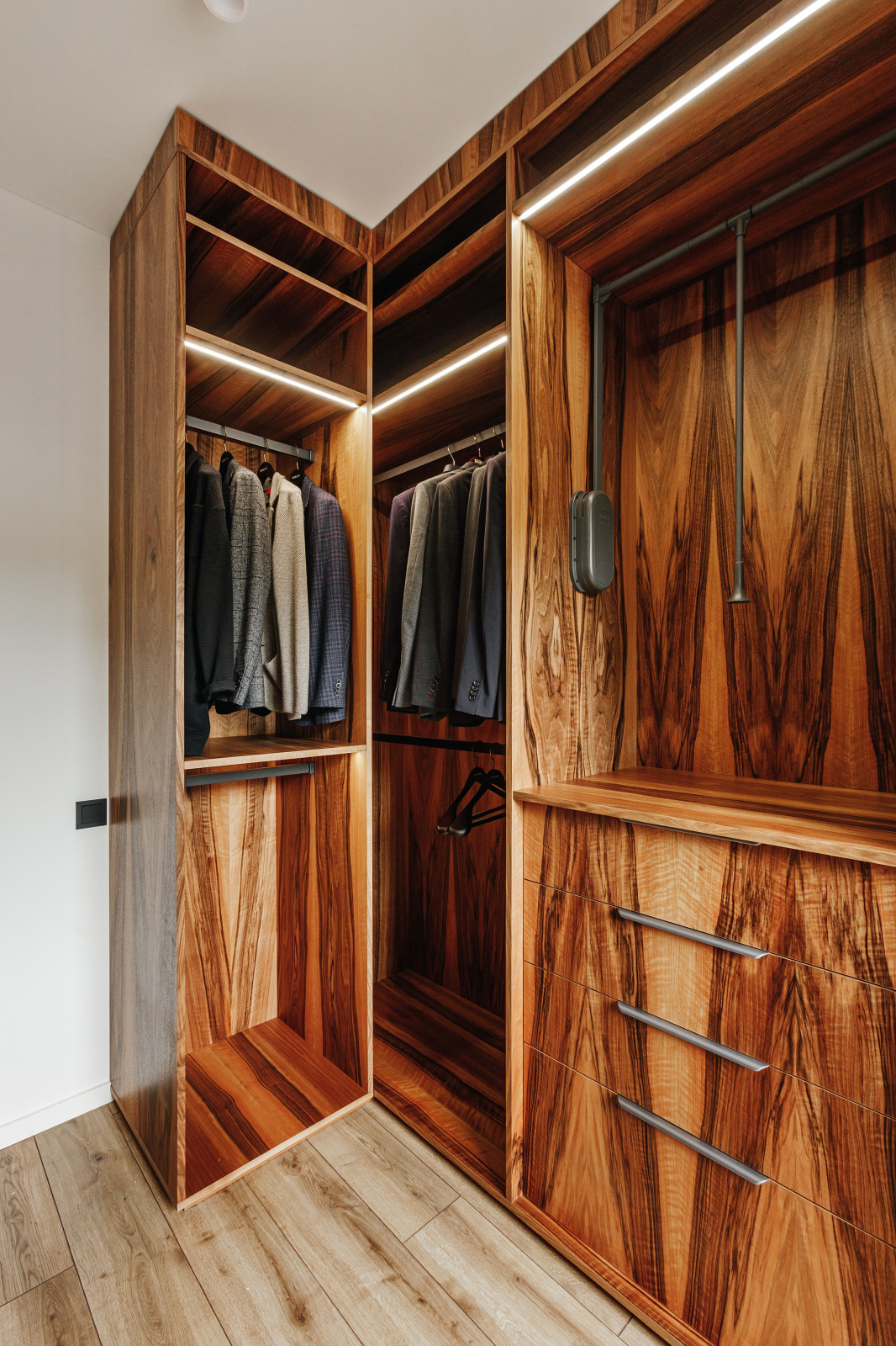 Гардеробная. В данной комнате использована итальянская система профилей, выполне