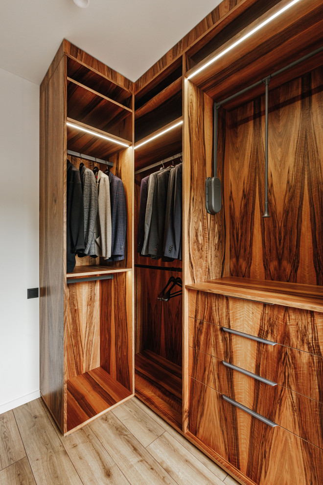 Гардеробная. В данной комнате использована итальянская система профилей, выполне