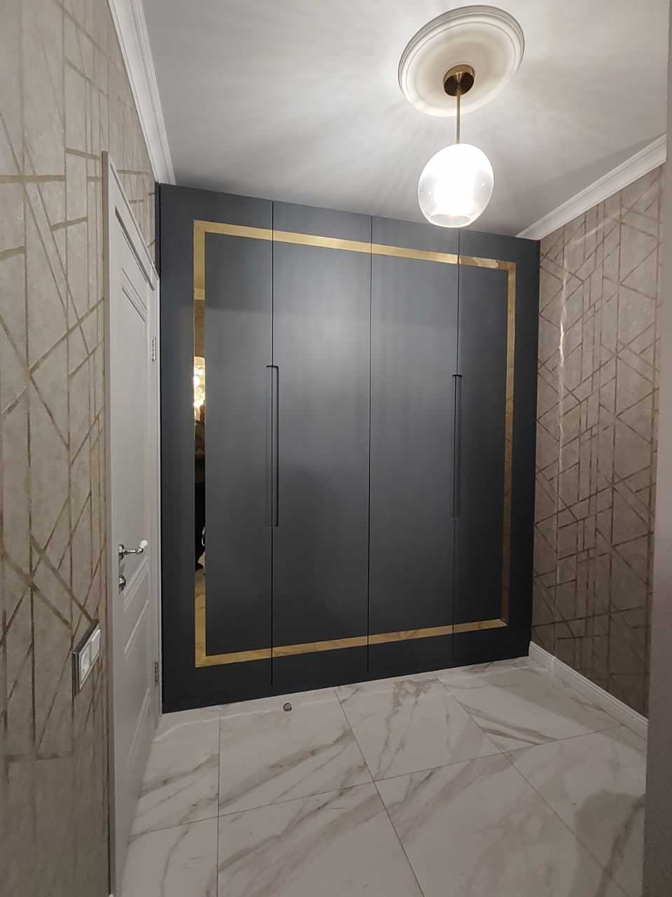 Шкаф в прихожей (встройка СМ).