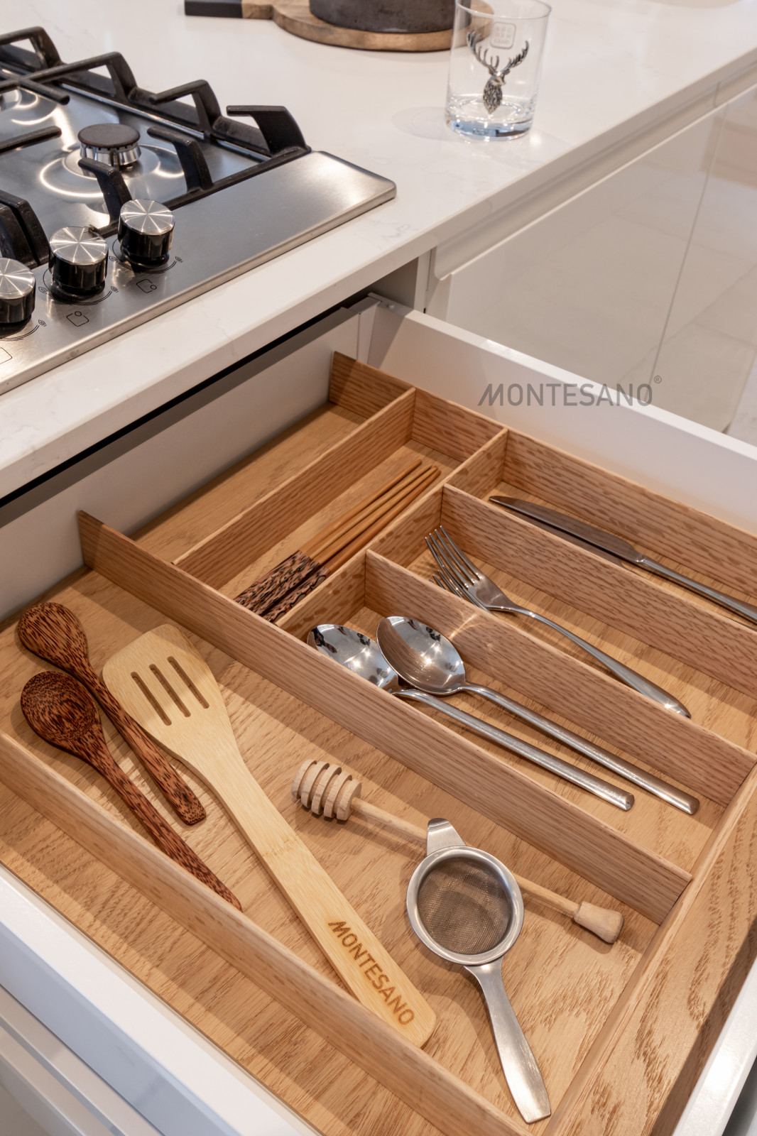 Кухня с островом в загородный дом