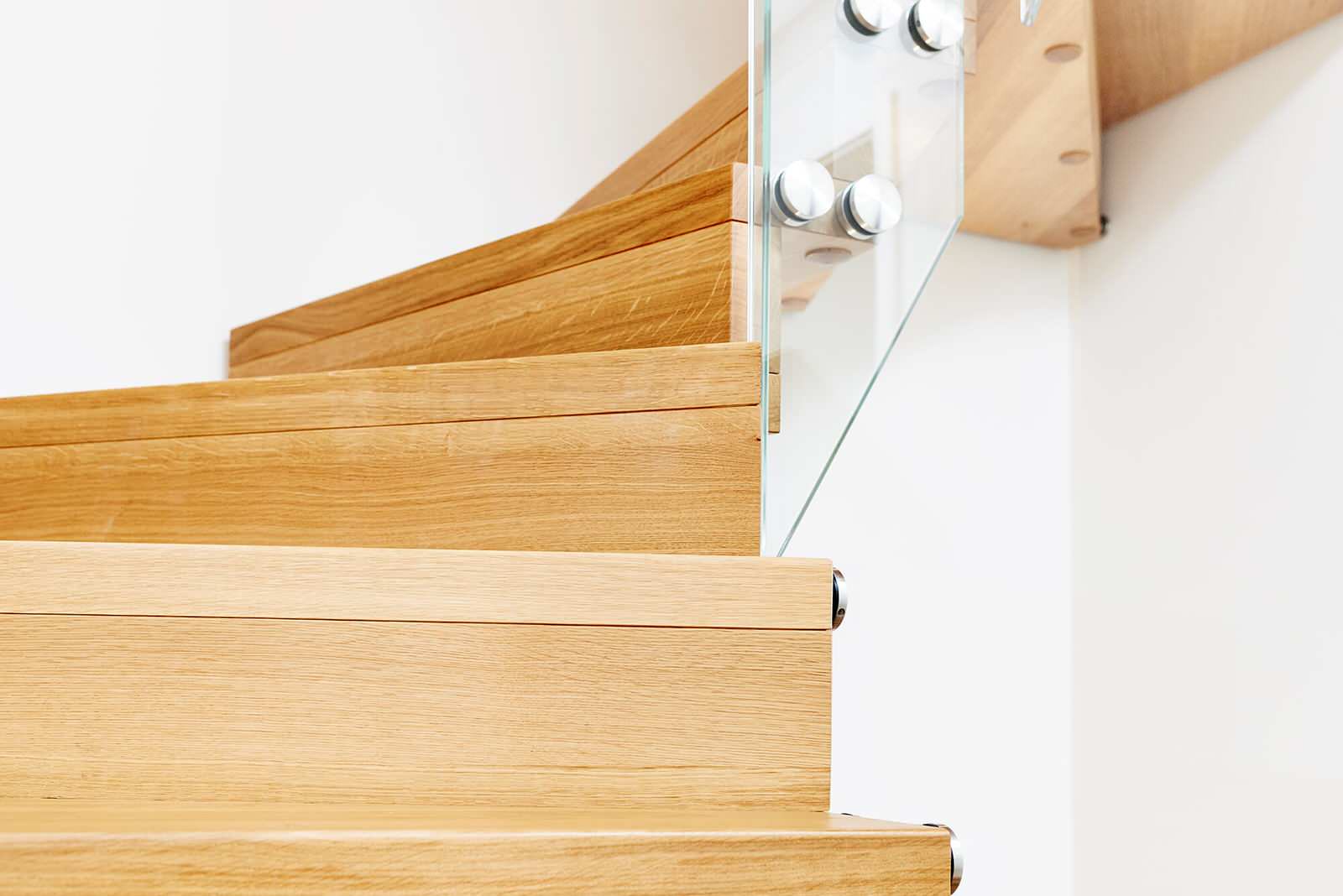 Дубовая лестница со стеклянным ограждением