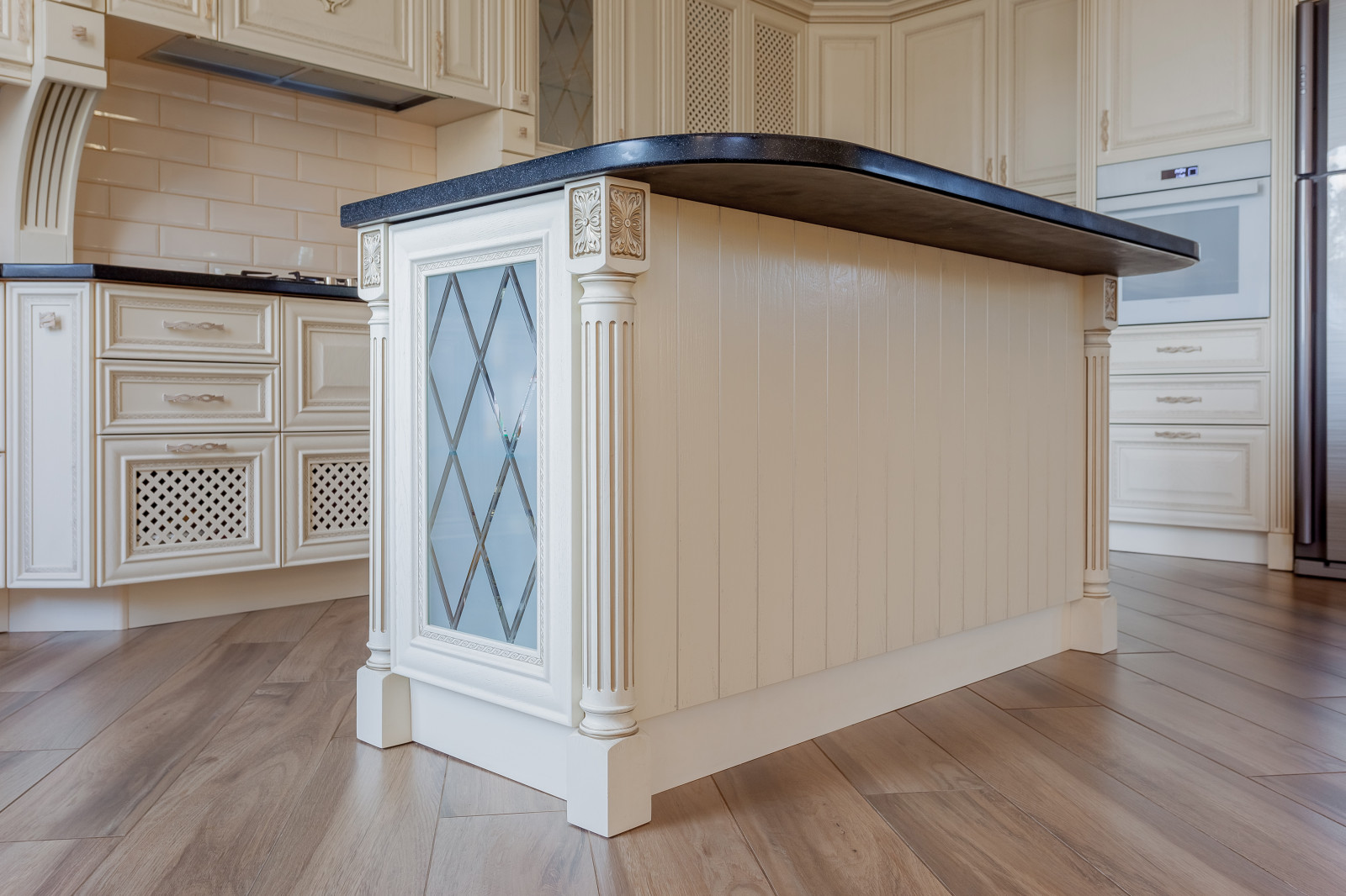 Кухня с порталом в частный дом г. Краснодар и массива ясеня