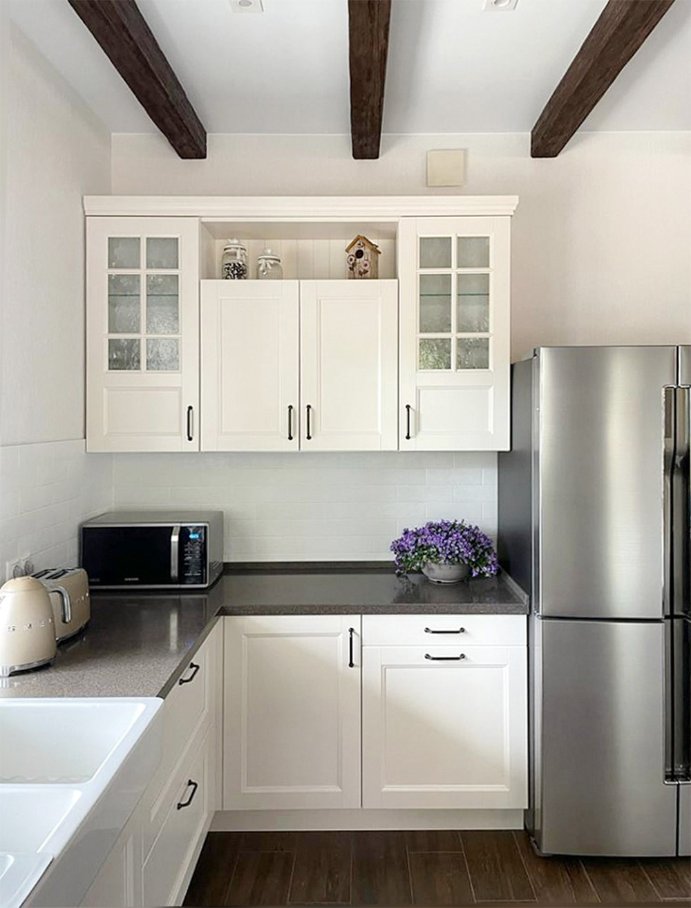 Белая просторная кухня в скандинавском стиле