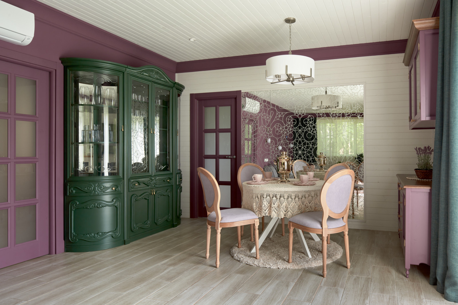 Фиолетовая гостиная-столовая