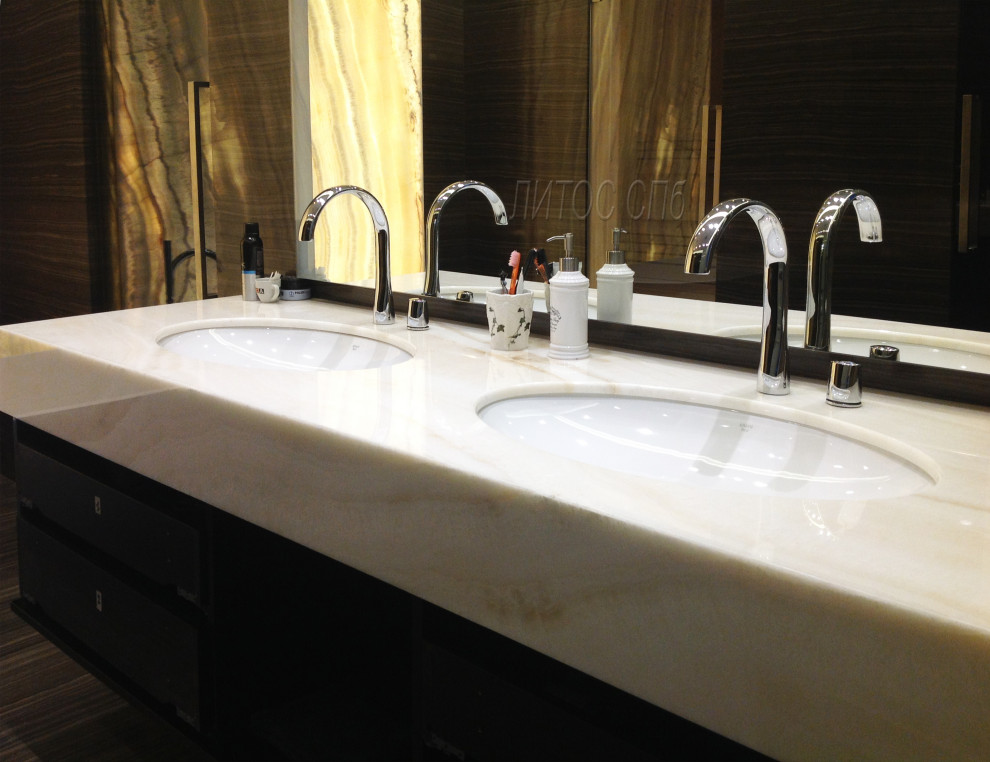 Ванная комната с применением натурального мрамора Eramosa и оникса Ivory