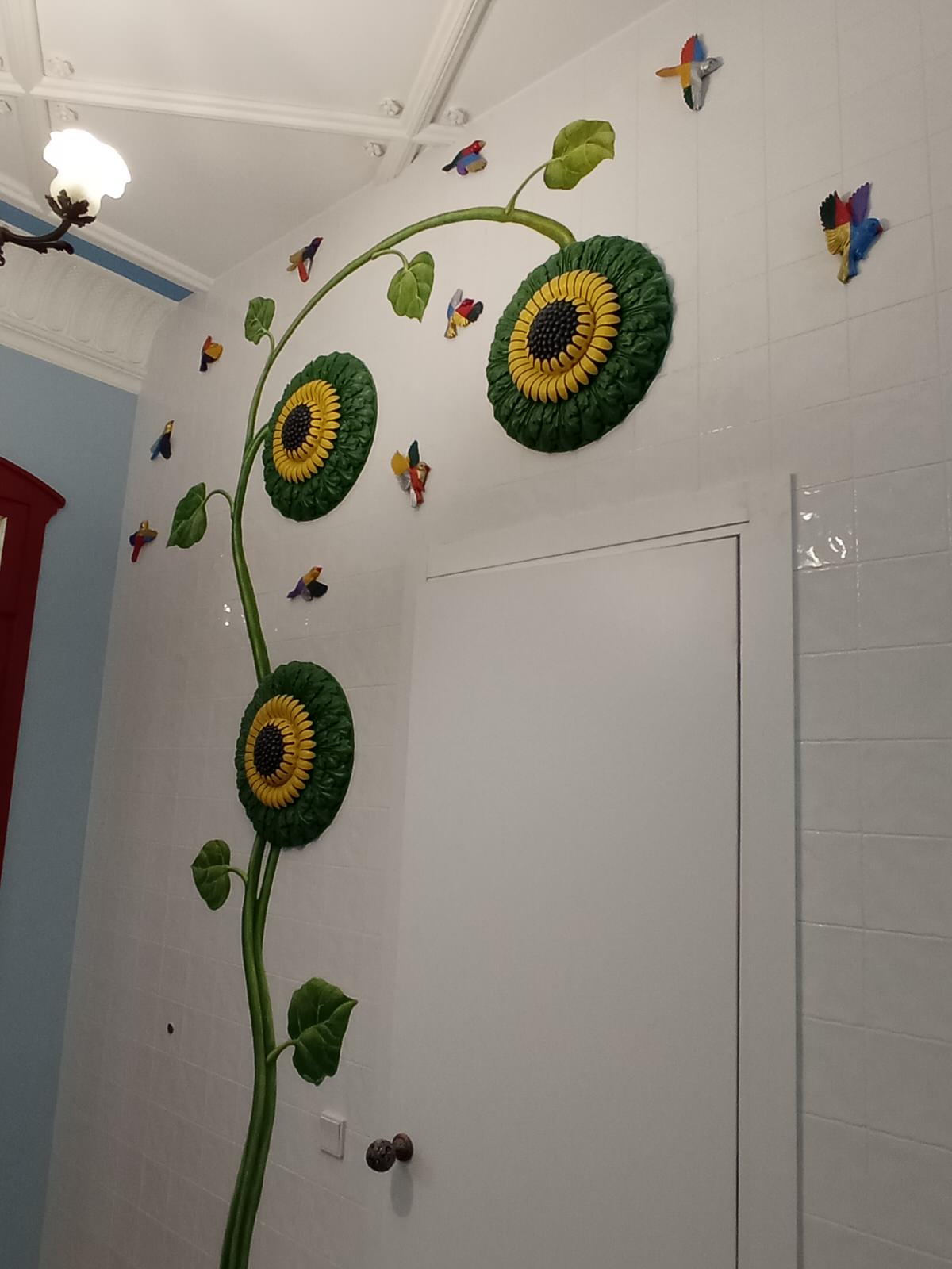 Рельефно-живописное панно в холле квартиры