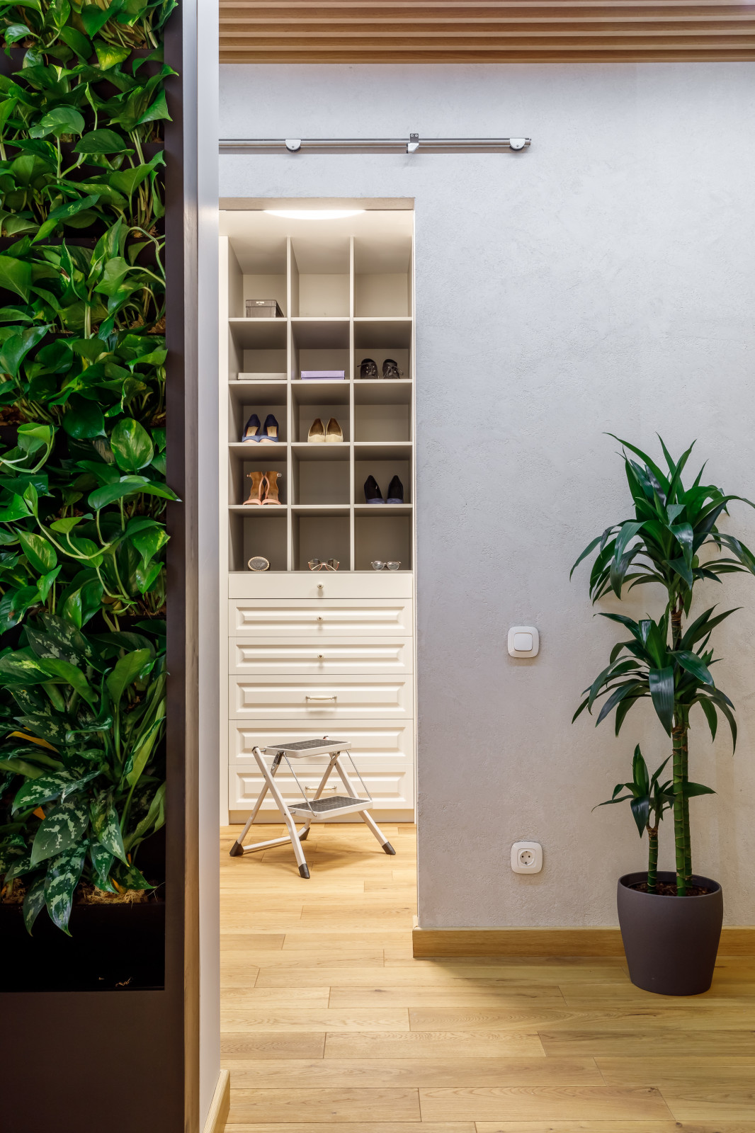 Квартира с фито-стеной и яркими акцентами в Москве