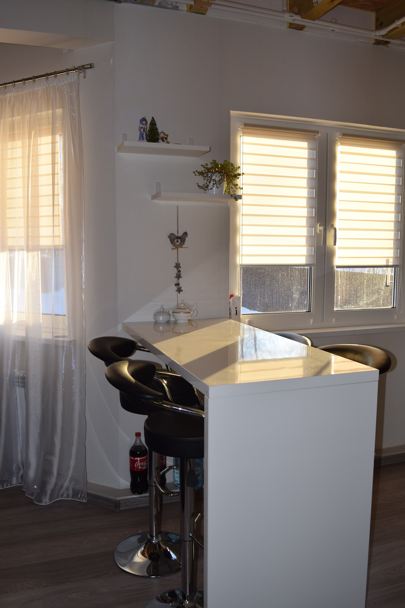 угловая кухня с барной стойкой в дом серая/белая