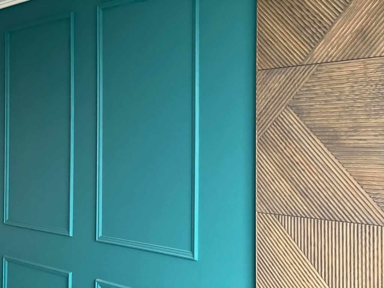 Отделка стен в гостиной.