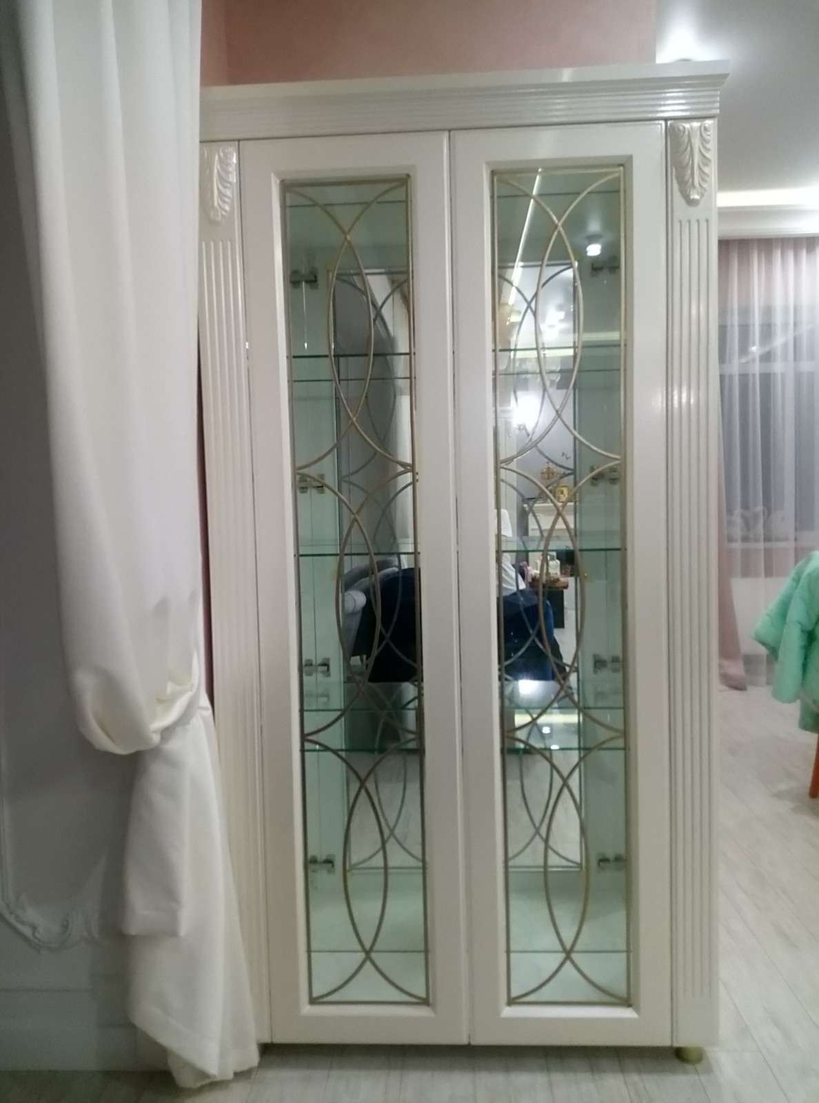 Кухня и гостиная с витринами