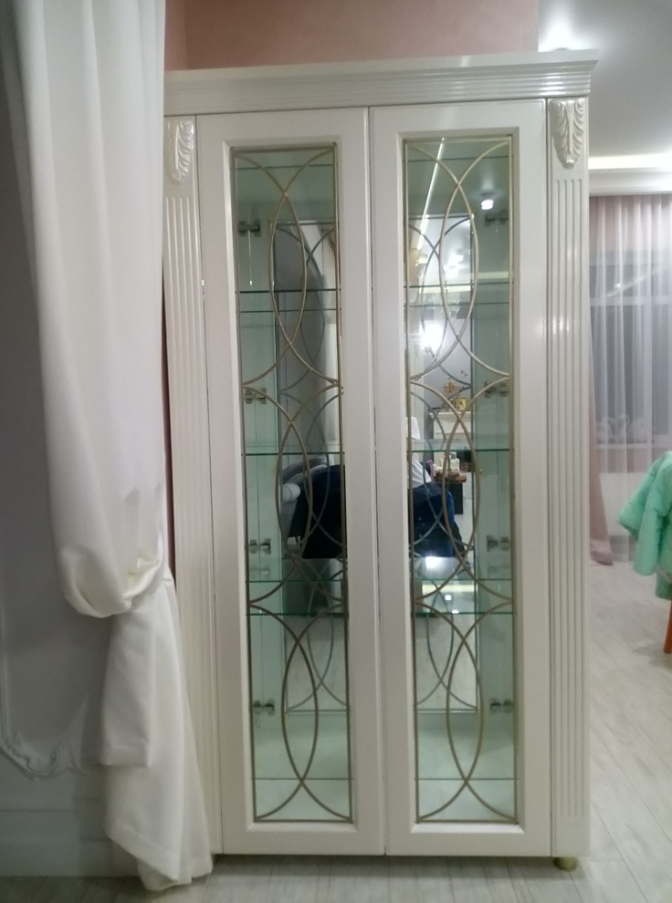 Кухня и гостиная с витринами