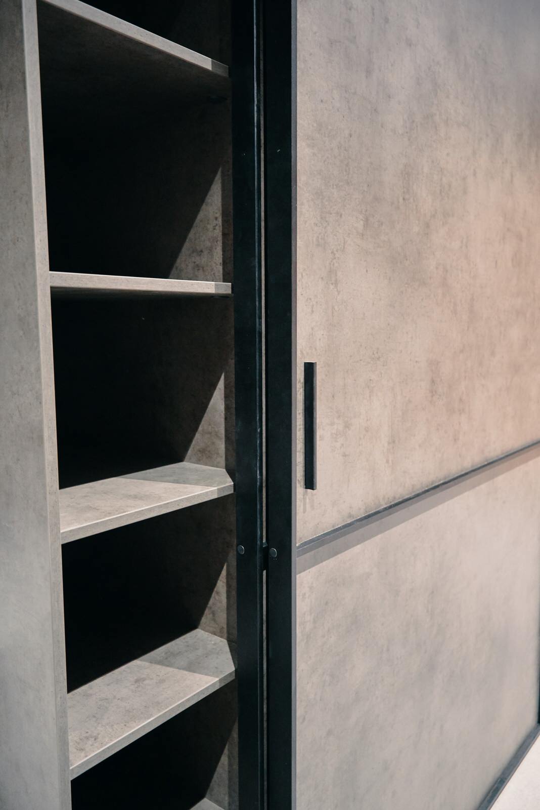 Шкаф-купе raumplus с серыми дверьми в черном профиле S1200