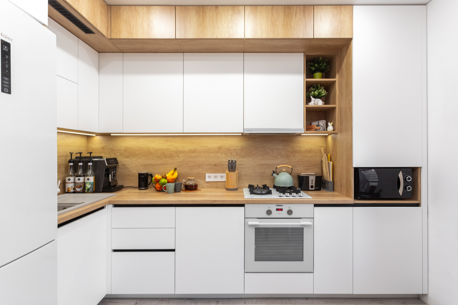 Кухня в современном стиле с витринами в Калининграде