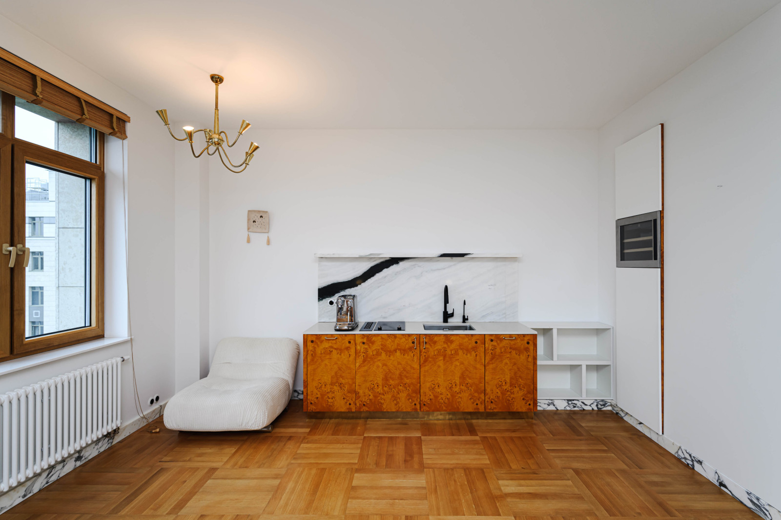 Мраморная студия в снежный день