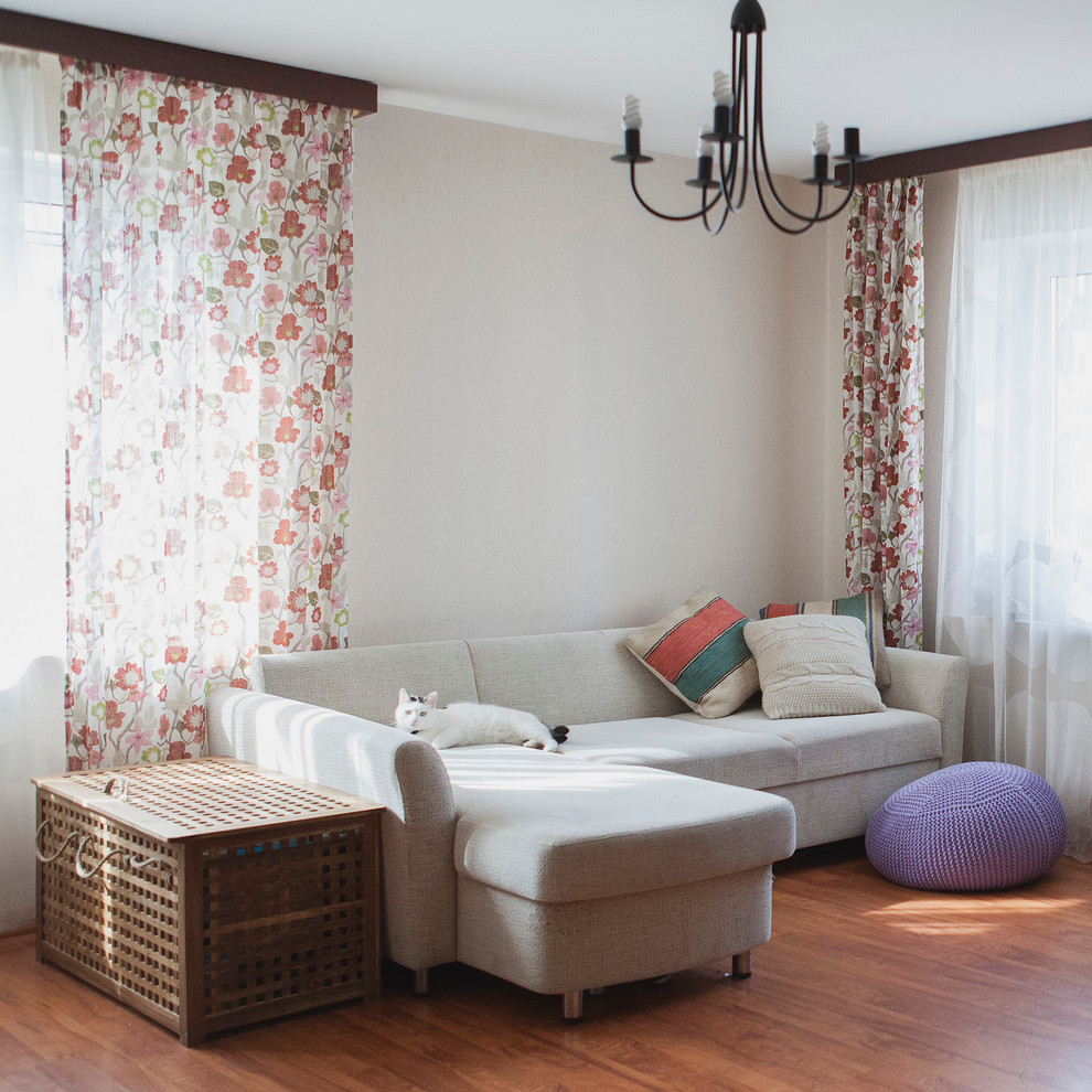 В гостях: Коллекция фонарей, винтажное бюро и петербургская эклектика