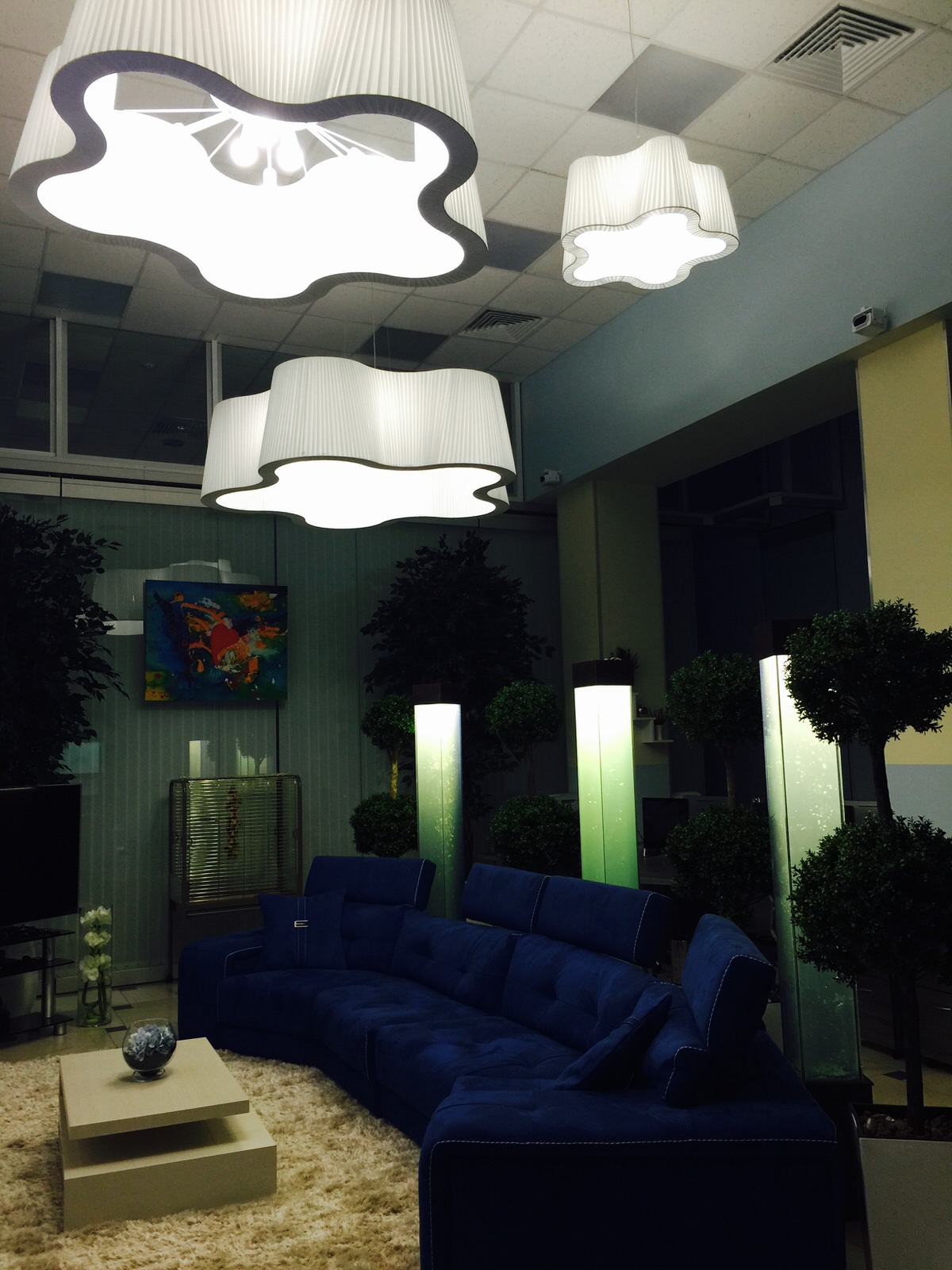 Офис с деревьями