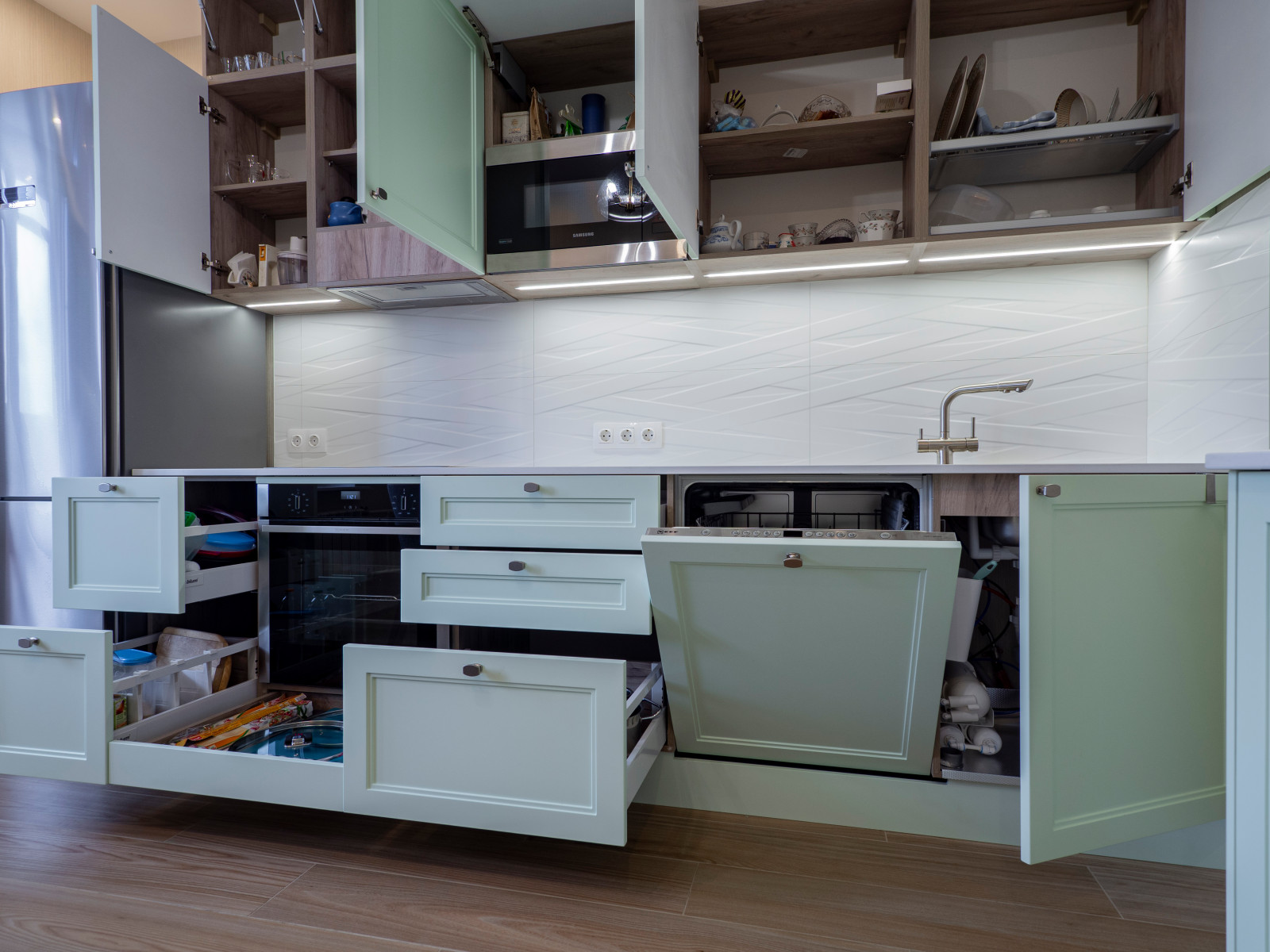 Нежная светло-мятная кухня в стиле неоклассика