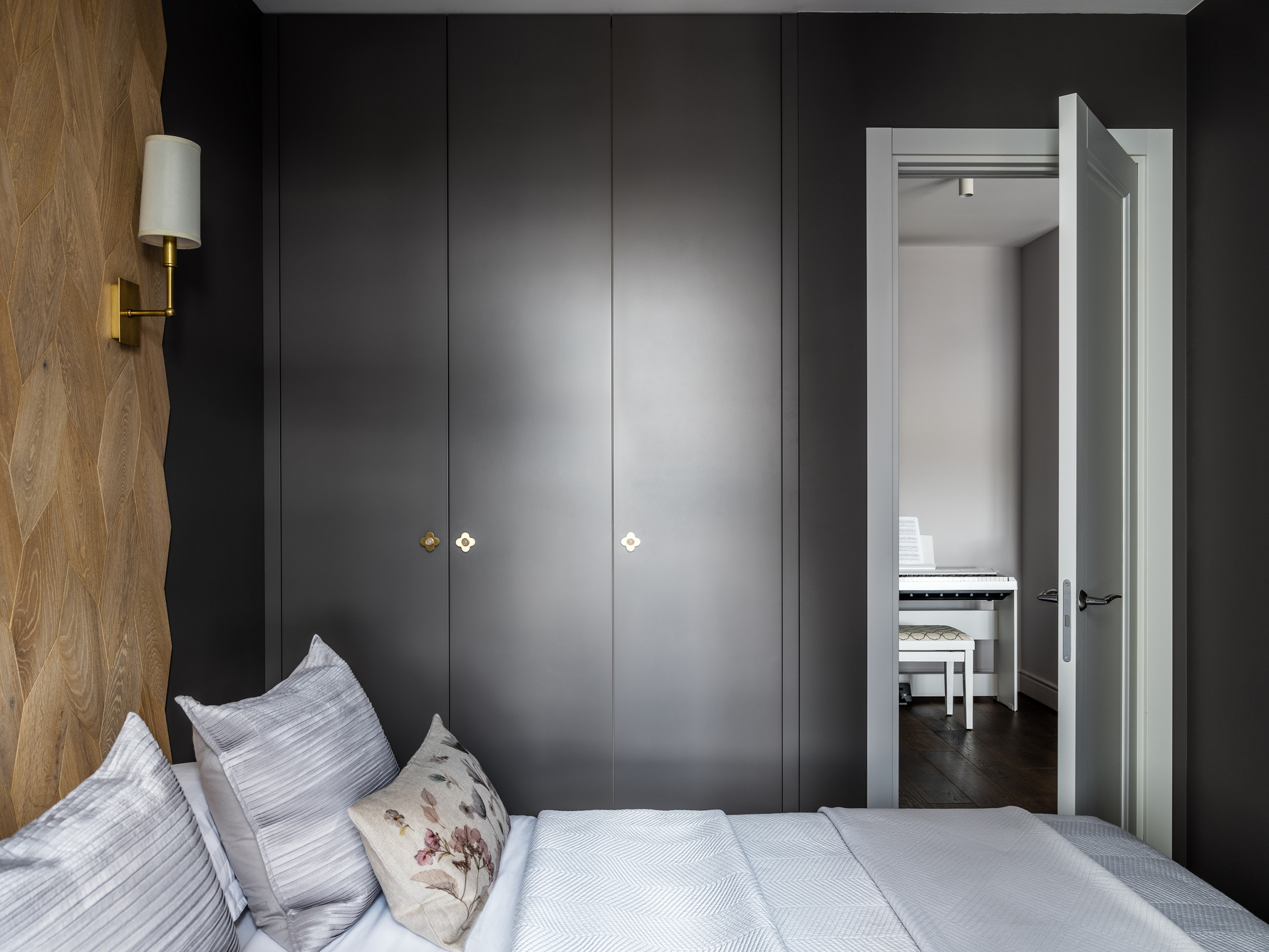 Поиск планировки: «Однушка» с кухней в коридоре и зоной для йоги