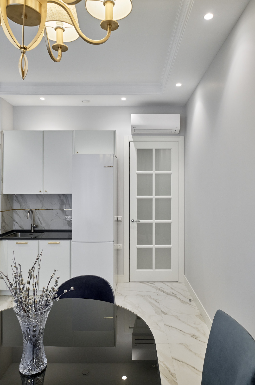 Двери Кантри в светлом интерьере