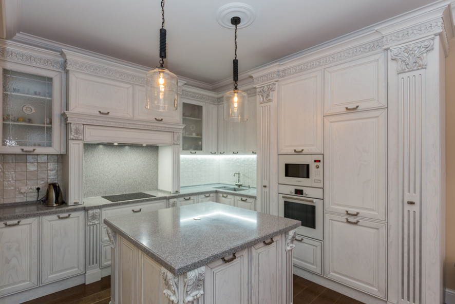 Кухня соединенная с гостиной зеркальным порталом. Реализованный проект