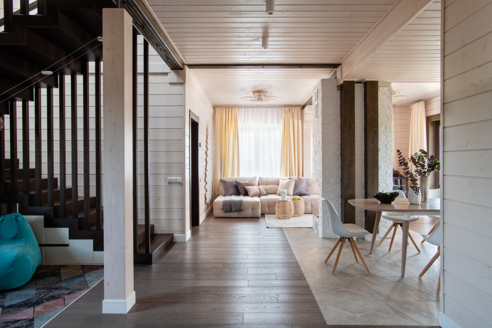 Вид на лестницу, гостиную и кухню