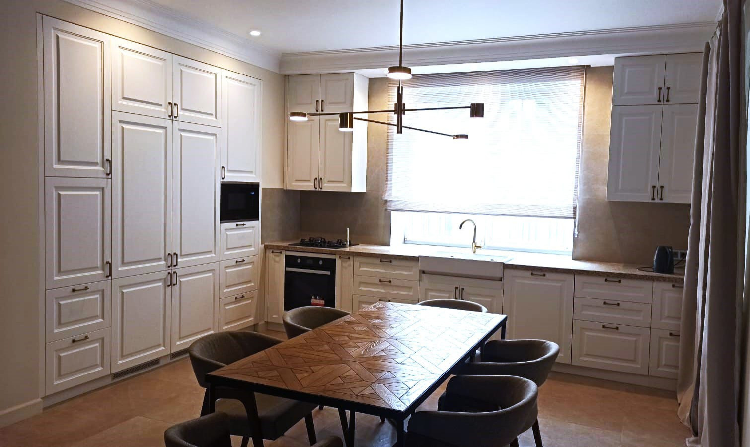 Угловая кухня в белом цвете с раковиной у окна