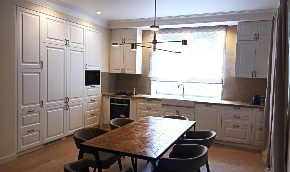 Угловая кухня в белом цвете с раковиной у окна