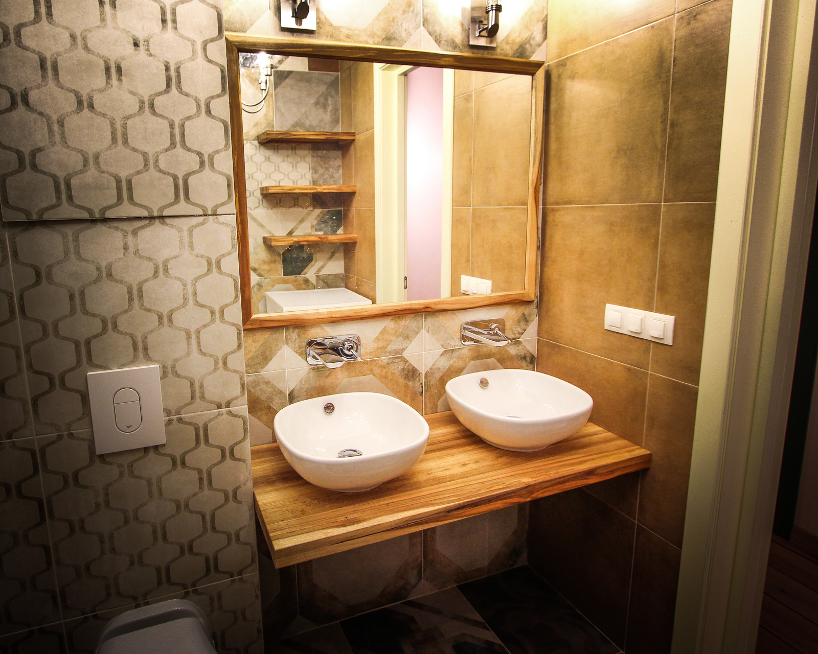 Обложка проекта: Столешница из дерева, полки и зеркало в небольшую ванную комнату