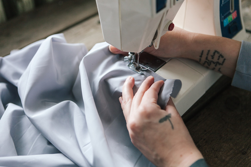 Своими руками: Как сшить подвесную текстильную полку для книг