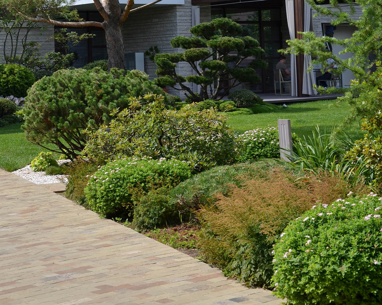 Современный сад в КП "Бенилюкс" вилла 2