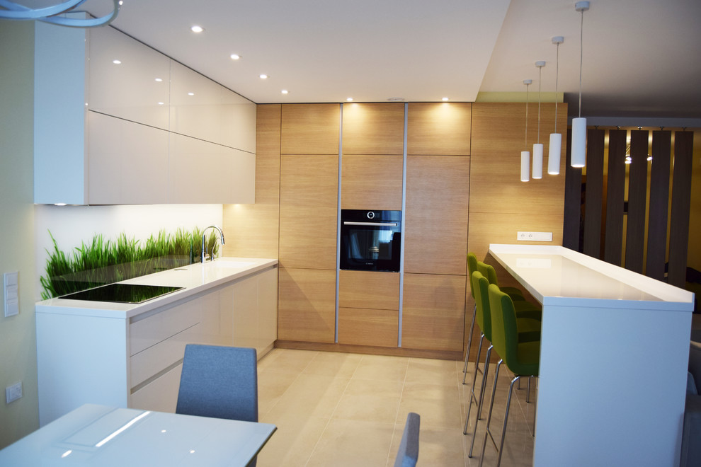 Кухня с белыми фасадами и фасадами из шпона